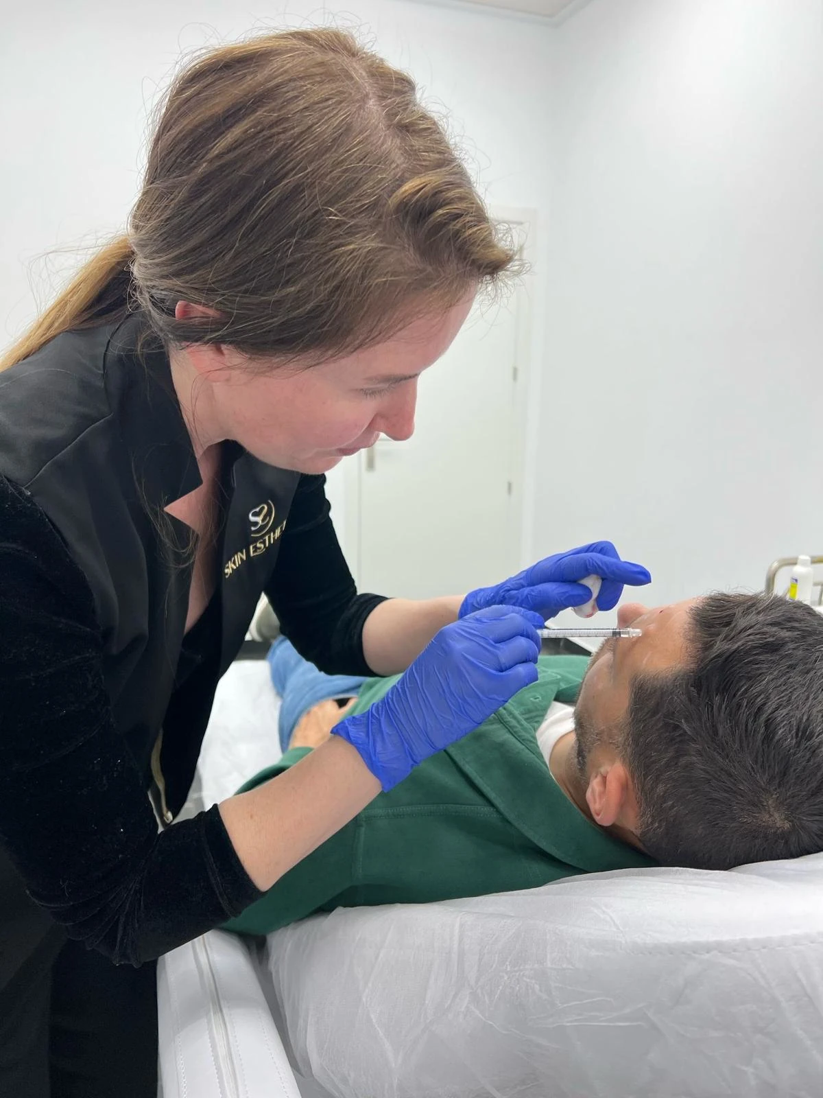 Rosa Irles Vivetlo trabajando con ácido hialurónico
